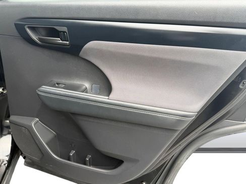 Used 2025 Toyota Highlander LE image 30