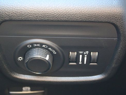 Used 2025 Jeep Grand Cherokee Laredo w/ Luxury Tech Group I image 12