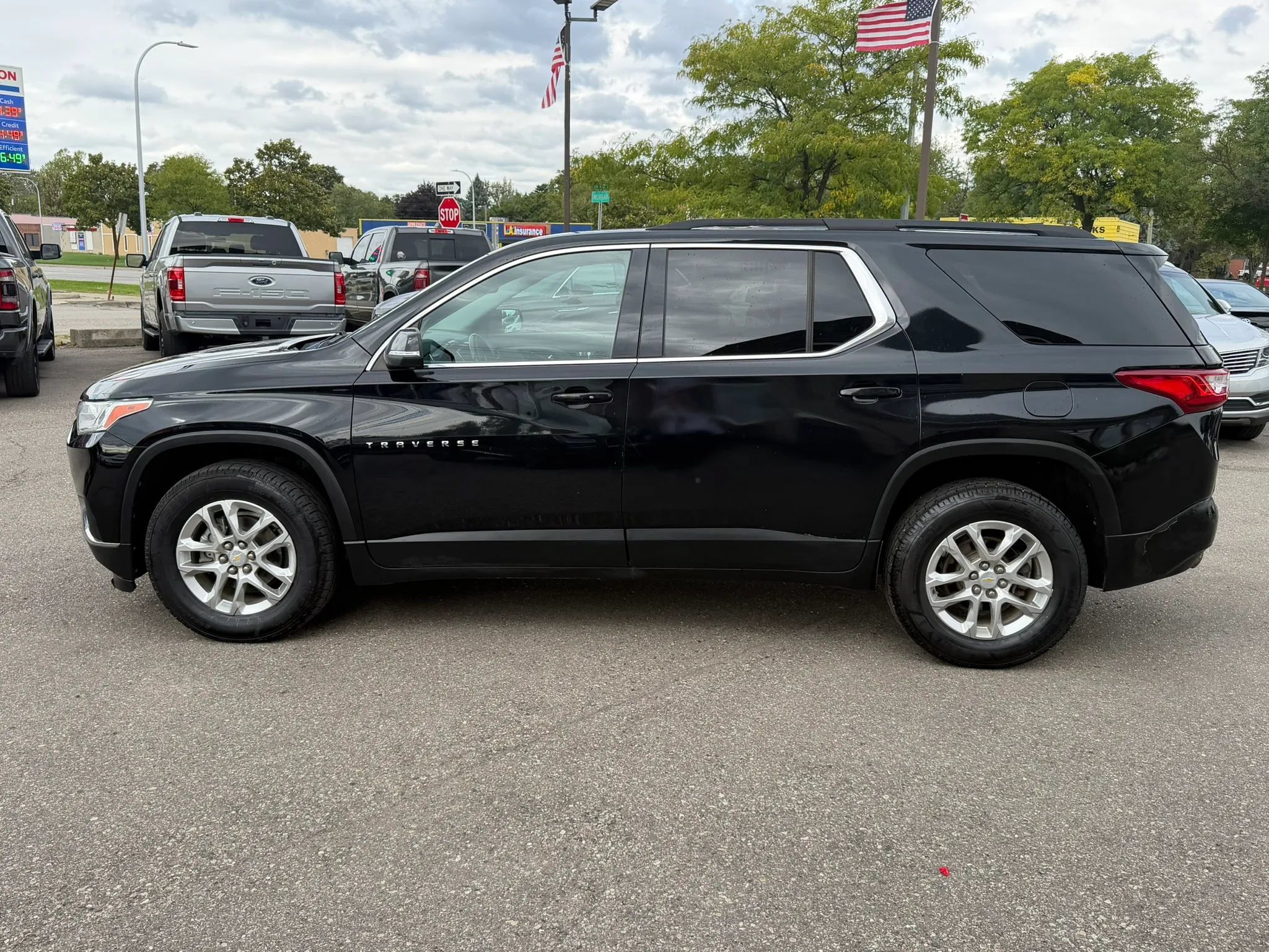 Used 2021 Chevrolet Traverse LT FWD image 2