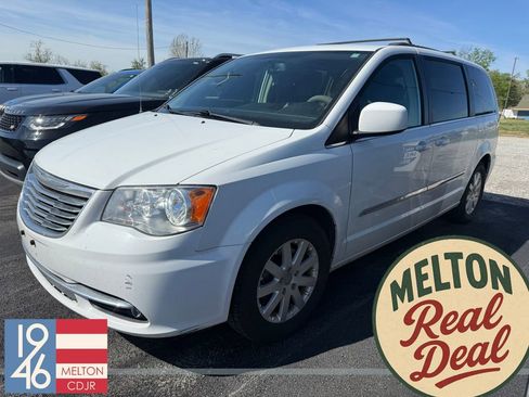 Used 2016 Chrysler Town & Country Touring image 1