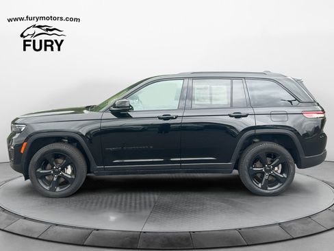 Used 2025 Jeep Grand Cherokee Limited w/ Black Appearance Package AWD/4WD image 6