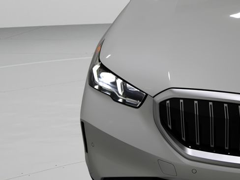Certified 2025 BMW 530i xDrive w/ Premium Package image 9