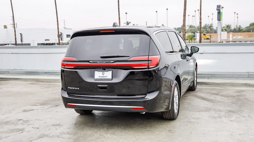 New 2027 Chrysler Pacifica Select FWD image 9