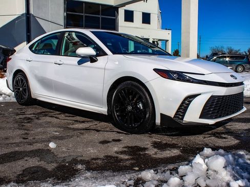 Used 2025 Toyota Camry SE image 3