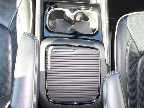 Used 2025 Chrysler Pacifica Limited image 24