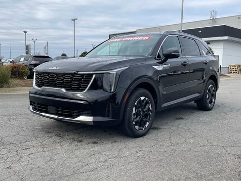 Used 2025 Kia Sorento S image 3