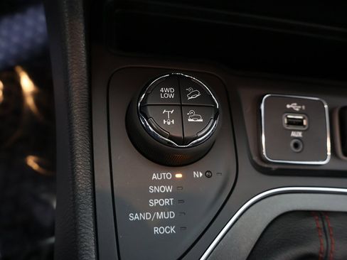 Used 2019 Jeep Cherokee Trailhawk w/ Cold Weather Group image 49