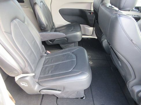 Used 2020 Chrysler Pacifica Touring-L image 17