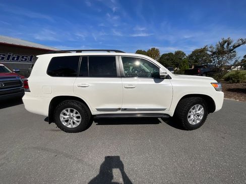 Used 2016 Toyota Land Cruiser image 3
