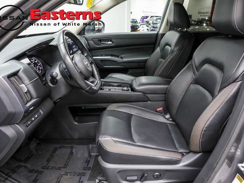 Used 2023 Nissan Pathfinder SL AWD/4WD image 14