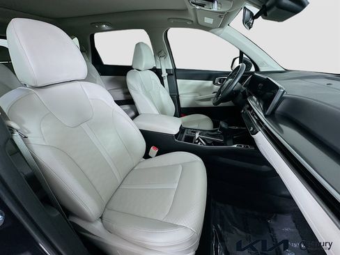 Certified 2025 Kia Sorento EX w/ Panoramic Sunroof Package image 28