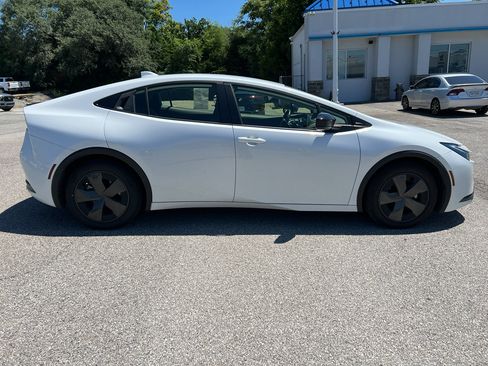Used 2024 Toyota Prius LE FWD image 4