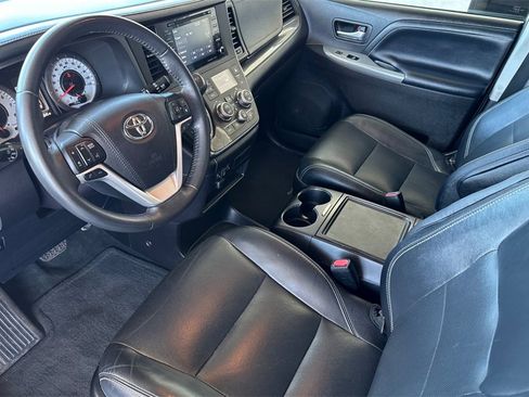 Used 2018 Toyota Sienna SE image 10