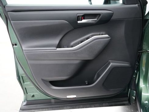 Used 2023 Toyota Highlander XLE image 9