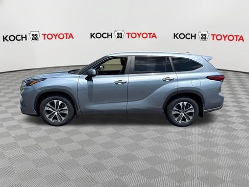 Used 2023 Toyota Highlander XLE AWD/4WD image 4