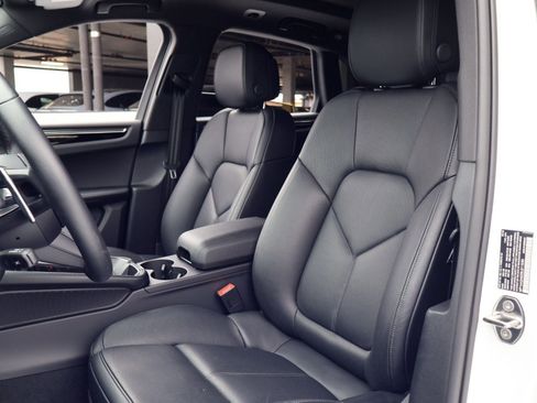 Certified 2025 Porsche Macan AWD/4WD image 5