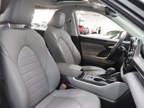 Used 2021 Toyota Highlander XLE image 15