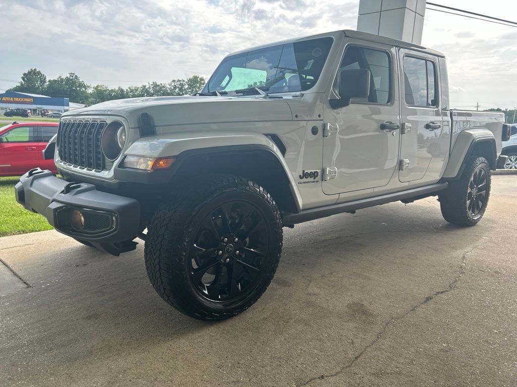 Used 2025 Jeep Gladiator Sport AWD/4WD image 4