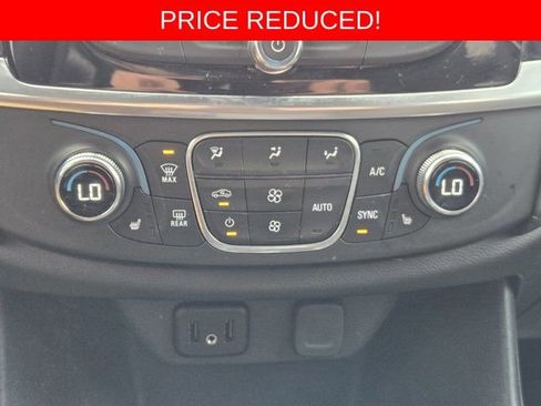 Used 2022 Chevrolet Traverse LT FWD image 20