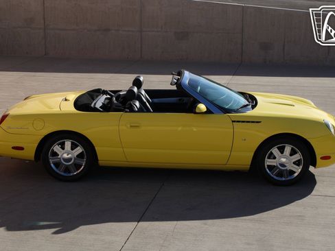 Used 2004 Ford Thunderbird image 17