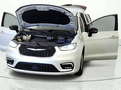 Used 2024 Chrysler Pacifica Touring-L FWD image 8