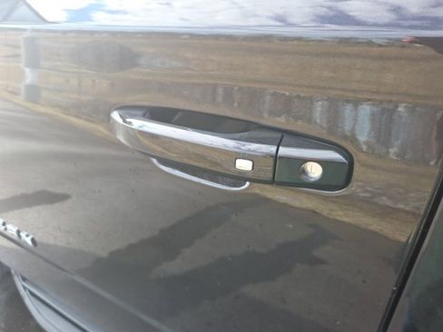 Used 2018 Chevrolet Suburban LT image 23