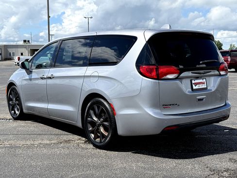 Used 2018 Chrysler Pacifica Touring Plus w/ S Appearance Package FWD image 5