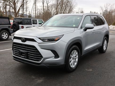 Used 2025 Toyota Grand Highlander AWD image 3