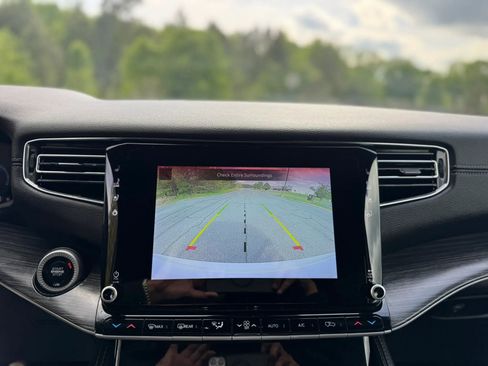 Used 2024 Jeep Wagoneer Series II w/ Flexible Seating Group image 18