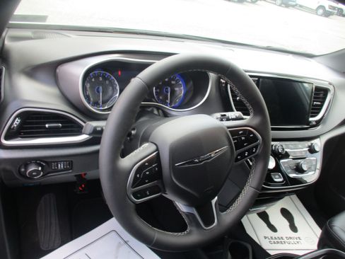 Used 2026 Chrysler Pacifica Select FWD image 17