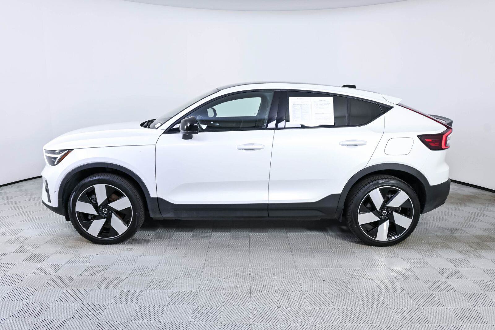 Used 2024 Volvo C40 Recharge Ultimate AWD/4WD image 2