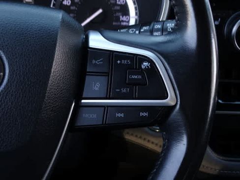 Certified 2022 Toyota Highlander XLE image 35