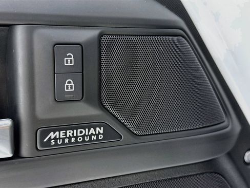 Used 2025 Land Rover Defender 110 X-Dynamic SE AWD/4WD image 23