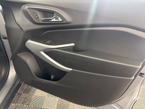 Used 2025 Chevrolet Trax LS image 30