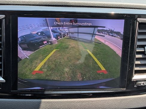 Used 2023 Chrysler Pacifica Touring-L FWD image 28