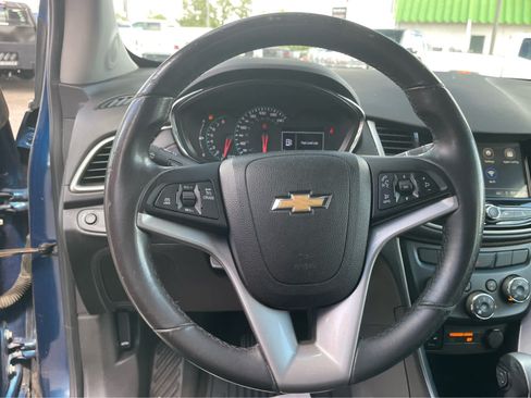 Used 2019 Chevrolet Trax LT w/ Sun & Sound Package FWD image 10
