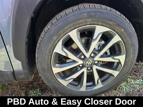Used 2023 Toyota Corolla Cross XLE w/ Convenience Package AWD/4WD image 7