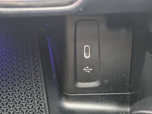 Used 2023 Mercedes-Benz GLC 300 4MATIC image 25