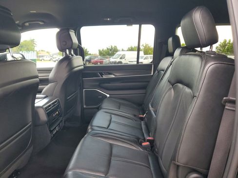 Used 2023 Jeep Wagoneer L Series II AWD/4WD image 18