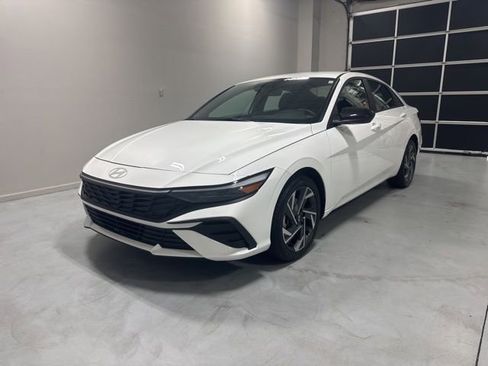 Used 2025 Hyundai Elantra Sport image 2