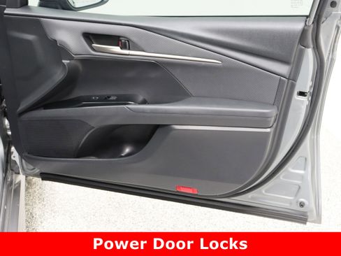 Used 2025 Toyota Camry SE image 35