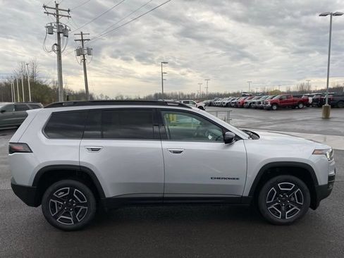 Used 2026 Jeep Cherokee Laredo AWD/4WD image 4