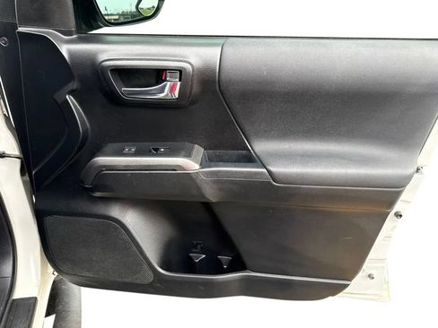 Used 2017 Toyota Tacoma TRD Sport AWD/4WD image 13