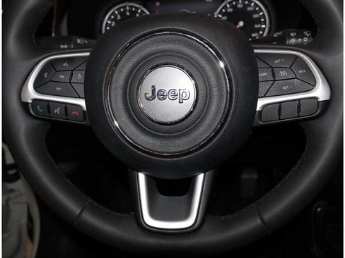 Used 2021 Jeep Renegade Latitude FWD image 17