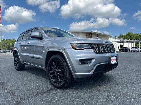 Used 2020 Jeep Grand Cherokee Altitude AWD/4WD image 2
