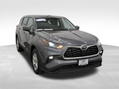 Used 2024 Toyota Highlander LE AWD/4WD image 19