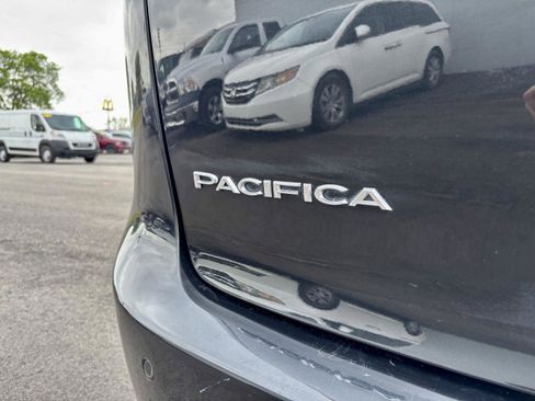 Used 2021 Chrysler Pacifica Touring-L FWD image 19