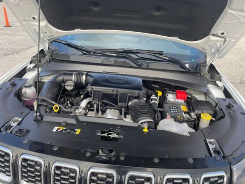 Used 2025 Jeep Compass Limited image 32