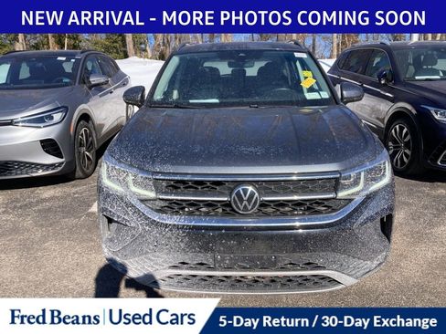 Certified 2022 Volkswagen Taos SEL w/ Panoramic Sunroof Package image 2