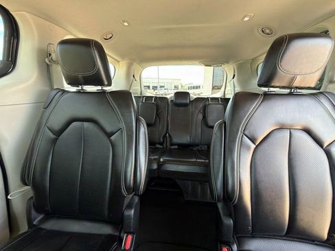 Used 2024 Chrysler Pacifica Touring-L image 26